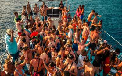 Fantastyczna impreza na łodzi z DJ na pokładzie z Ayia Napy portu